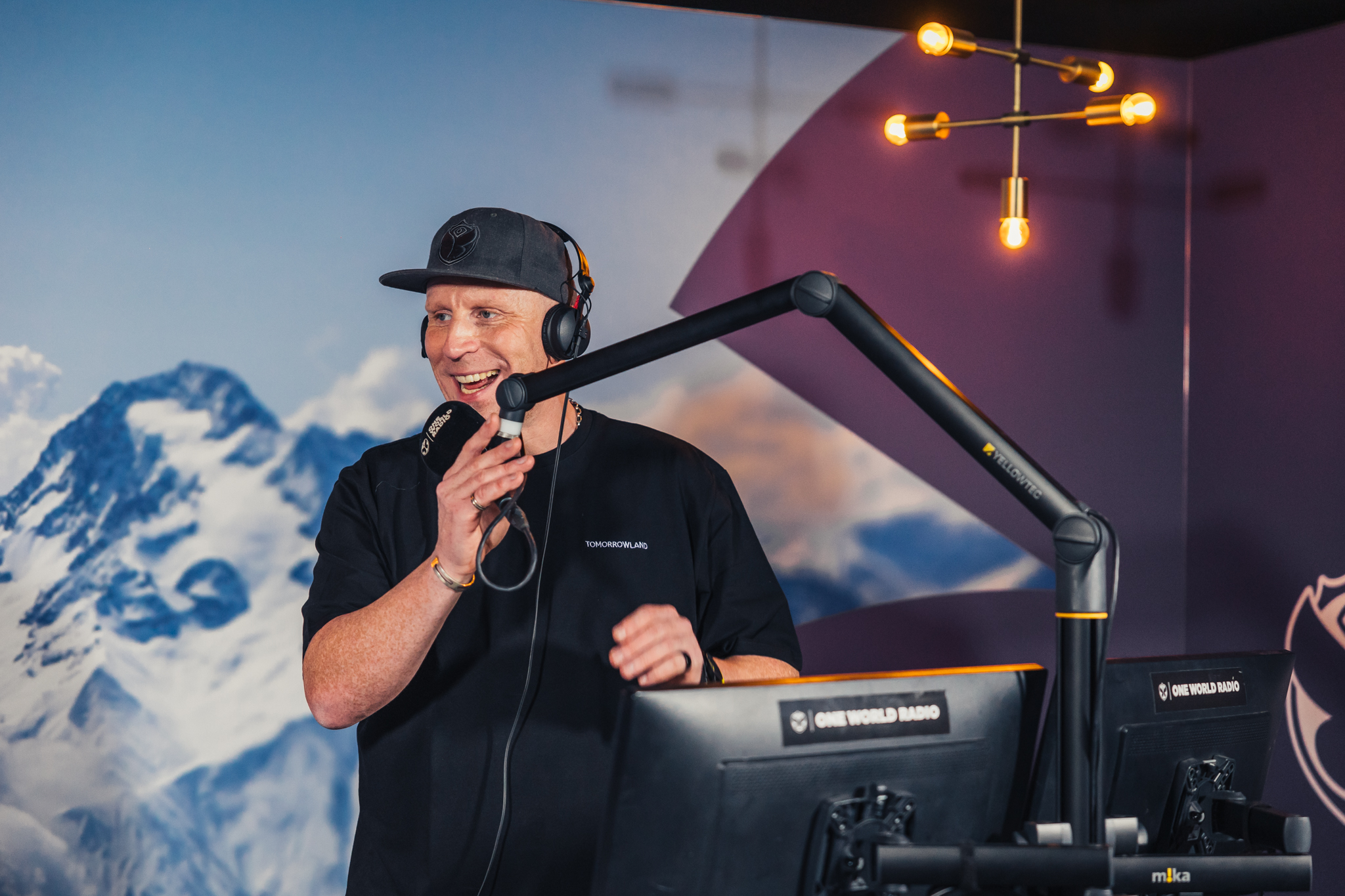 Vote now for your favorite anthems in the Tomorrowland Top 1000